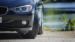 Zašto profesionalni parkirišni službenici ne parkiraju automobile paralelno uz pločnik — činjenice i mitovi