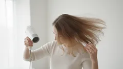 Smjer protoka zraka pri sušenju kose: mali detalj koji čini svu razliku