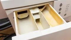 Kako očistiti pretinac za deterdžent u perilici rublja i ukloniti neugodne mirise bez upotrebe jakih kemikalija